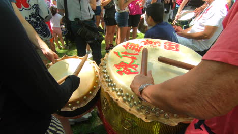 Vista-De-Cerca-De-Percusión,-Instrumentos-Musicales,-Gente-Tocando-Tambores,-Tam-Tam,-Redoble-De-Tambores,-Gente-Mirando,-Afuera-En-El-Parque,-Montreal,-Día-De-Canadá