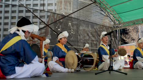 Koreanische-Musiker-Spielen-Traditionelle-Koreanische-Trommeln-Und-Instrumente-Samulnori-Während-Des-Koreanischen-Festivals