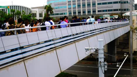 Multitud-De-Asistentes-Caminando-Por-Un-Puente-Hacia-El-Programa-De-Juegos-De-Tokio-2019