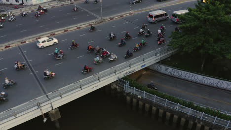 Vista-Aérea-Panorámica-Nocturna-Del-Puente-Dien-Bien-Phu,-Distrito-De-Binh-Thanh,-Ciudad-De-Ho-Chi-Minh,-Vietnam,-Que-Cruza-El-Canal-Hoang-Sa