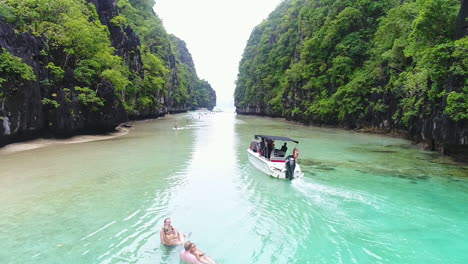 Folgen-Sie-Einem-Schnellboot,-Das-Durch-Eine-Klare-Wasserpassage-Zwischen-Zwei-Bergen-In-Palawan,-Philippinen,-Fährt