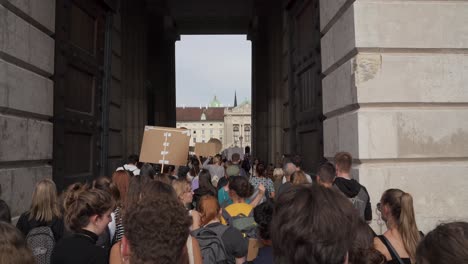 Pov-Dentro-De-La-Multitud-De-Manifestantes-Caminando-A-Través-De-Arcos-En-La-Plaza-Del-Héroe-Durante-Los-Viernes-Para-Futuras-Protestas-Contra-El-Cambio-Climático