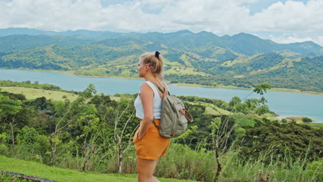 Aufnahme-Eines-Blonden-Mädchens,-Das-Im-Arenal-Nationalpark-In-Costa-Rica-Zuschaut