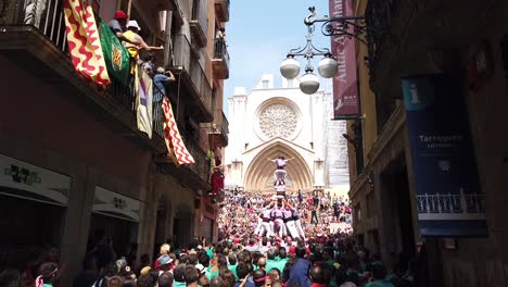 Building-a-traditional-human-tower-in-the-city-centre-of-Tarragona,-Catalonia,-Spain,-Europe