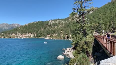 Ciclistas-Disfrutando-Del-Hermoso-Clima-De-Verano-Y-El-Paisaje-En-El-Nuevo-Sendero-Para-Caminar-En-Bicicleta-Del-Lago-Tahoe-En-La-Costa-Este