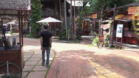 Turista-Masculino-Explorando-El-Mercado-De-Angkor-De-King&#39;s-Road