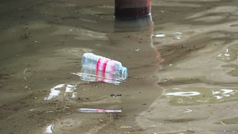 Botella-De-Agua-De-Plástico-De-Un-Solo-Uso-Flotando-En-El-Agua