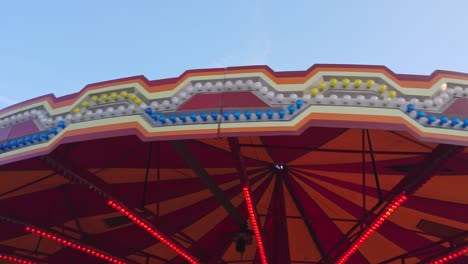 Rotating-carousel-roof.-Flashing-lights