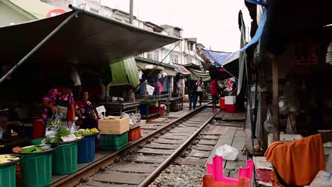 Eine-Aufregende-Zugfahrt-Zum-Mae-Klong-Eisenbahnmarkt