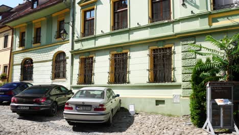 Toma-Panorámica-De-La-Calle-Scolii,-En-Sighisoara,-Rumania