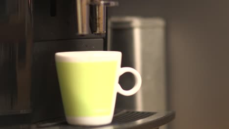 Nahaufnahme-Einer-Tasse-Kaffee,-Die-Von-Einer-Maschine-Zubereitet-Wird