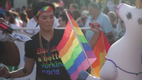 Fröhliche-Menschen-Marschieren-Auf-Der-Straße-Bei-Der-River-City-Pride-Parade-In-Jacksonville,-Florida