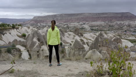 Revelan-Una-Sesión-De-Turista-Corriendo-Hacia-El-Borde-Del-Acantilado-Para-Ver-Las-Chimeneas-De-Hadas-En-Goreme,-Turquía