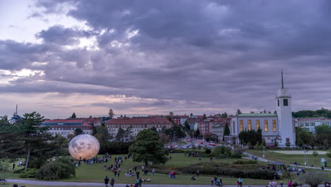 Evento-Ciudad-Observatorio-Brno-Kravi-Hora-Timelapse-De-Personas-Moviéndose-Con-Lunalon-Luna-Artificial-Durante-La-Noche-Con-La-Transición-A-La-Noche-Cuando-La-Luna-Y-La-Ciudad-Se-Iluminan