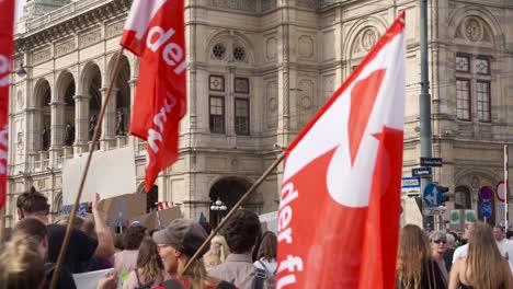 Vista-Posterior-De-Los-Manifestantes-Caminando-Frente-A-La-Fachada-De-La-ópera-Durante-Los-Viernes-Para-Futuras-Protestas-Contra-El-Cambio-Climático-En-Viena,-Austria