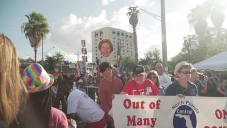 Menschen,-Die-Auf-Der-Straße-Bei-Der-River-City-Pride-Parade-Im-Sonnigen-Jacksonville,-Florida,-Marschieren