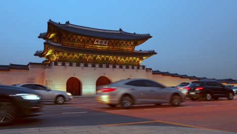 Vista-Nocturna-De-La-Plaza-Gwanghwamun-En-Corea-Del-Sur-Estatua-Del-Rey-Sejong,-Yi-Sun-Shin