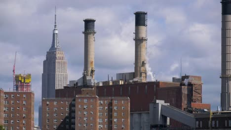 Chimeneas-De-La-Planta-De-Energía-De-Con-Edison-Con-El-Edificio-Empire-State-En-El-Fondo---Cámara-Lenta-De-180fps