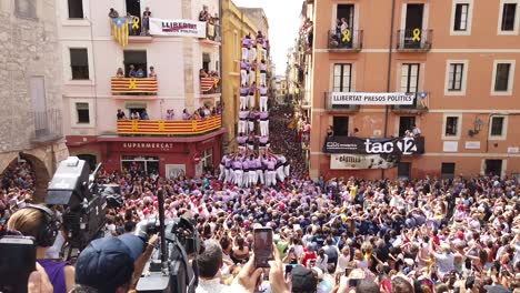 La-Construcción-De-Una-Torre-Humana-En-El-Centro-De-La-Ciudad-De-Tarragona,-Cataluña,-España,-Europa