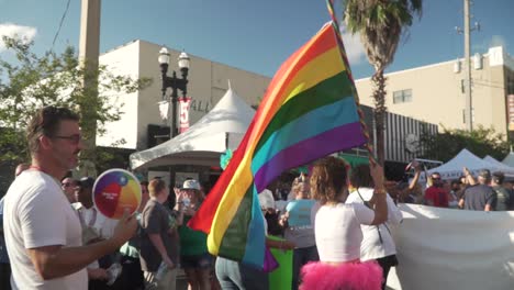 Gente-Marchando-En-La-Calle-En-El-Desfile-Del-Orgullo-De-River-City-En-Jacksonville,-Fl