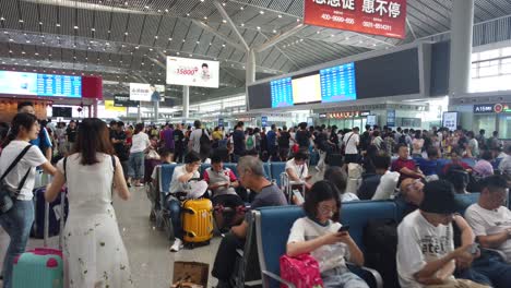 Xian,-China---Julio-De-2019:-Multitudes-De-Chinos-Dentro-De-La-Moderna-Estación-De-Tren-De-Alta-Velocidad-De-Xian