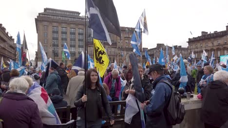 Lapso-De-Tiempo-De-Una-Multitud-De-Personas-En-Un-Mitin-De-Independencia-Escocés-En-La-Plaza-George