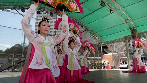 Cultura-De-Corea-Del-Sur,-Espectáculo-De-Danza,-Mujeres,-Vestido,-Tradicional,-Danza-Tradicional-Coreana-De-Asia,-Buchaechum