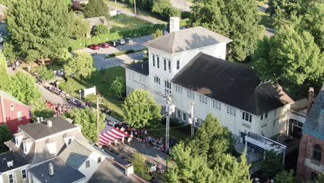 Steinman-Arts-Centre-In-Linden-Hall,-Amerikanische-Flagge-In-Der-Feierparade-Zum-Unabhängigkeitstag