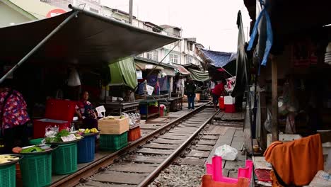 Un-Emocionante-Viaje-En-Tren-Al-Mercado-Ferroviario-De-Mae-Klong