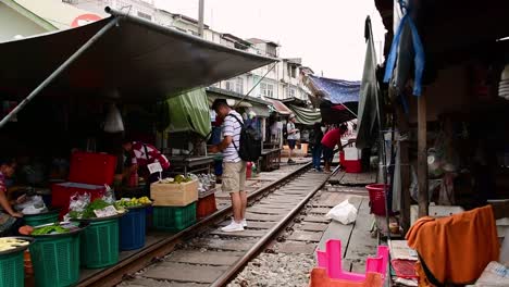 Eine-Aufregende-Zugfahrt-Zum-Mae-Klong-Eisenbahnmarkt