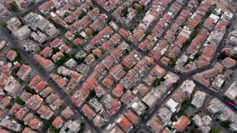 Toma-Aérea-De-Los-Edificios-De-Techo-Rojo-En-El-Barrio-De-Nachlaot-En-Jerusalén,-Toma-De-Arriba-Hacia-Abajo-Con-Inclinación-Hacia-Arriba-Al-Final