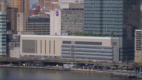 Establishing-shot-of-Tisch-Hospital---NYU-Langone-Medical-Center-in-Manhattan,-New-York-City