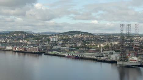 Eine-Luftaufnahme-Von-Dundee-City-An-Einem-Bewölkten-Tag