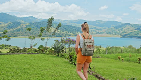 Foto-De-Una-Chica-Rubia-Caminando-En-El-Parque-Nacional-Arena-En-Costa-Rica