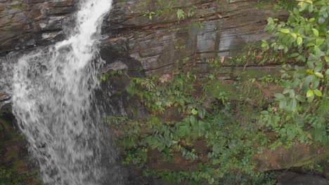 Aufsteigende-Luftaufnahme-Des-Avocat-Wasserfalls-Mit-Wanderern,-Die-Sich-Oben-Auf-Den-Wasserfällen-Im-Regenwald-Im-Norden-Von-Trinidad-Ausruhen
