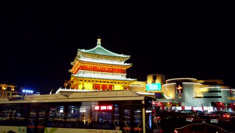 Xian,-China---Julio-De-2019:-Tráfico-Frenético-Frente-A-La-Torre-Del-Campanario-De-Xian-Bellamente-Iluminada-E-Iluminada-Por-La-Noche,-Provincia-De-Shaaxi,-China-Central