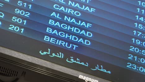 Ein-Digitaler-Bildschirm,-Der-Die-Flugnummer-In-Damaskus,-Syrien,-Standort-Und-Zeit-Am-Flughafen-Anzeigt-Und-Den-Passagieren-Hilft,-Während-Sie-Auf-Den-Abflug-Oder-Die-Ankunft-Warten