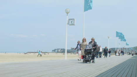 Gente-Caminando-En-Un-Día-Soleado-En-Un-Camino-Junto-A-La-Playa-En-Europa