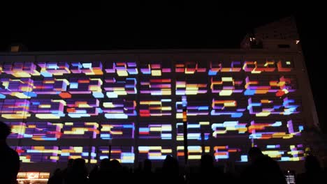 Espectáculo-De-Luces-De-Colores-En-La-Pared-Exterior-Del-Edificio-En-Un-Evento-Nocturno-En-Eindhoven,-Países-Bajos