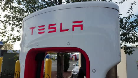 Estación-De-Carga-De-Tesla-En-Un-Estacionamiento-Al-Aire-Libre