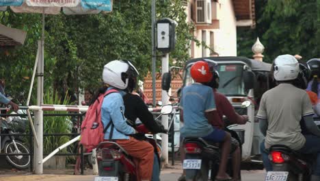 Traffic-Jam-Slowing-down-for-the-Speed-Bump-front-of-Hospital