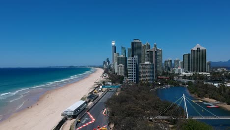 Luftaufnahme-Der-Gold-Coast-600-Supercars-Championships,-Die-Den-Stadtkurs-In-Der-Nähe-Des-Strandes-Und-Der-Hauptstraße-Zeigt