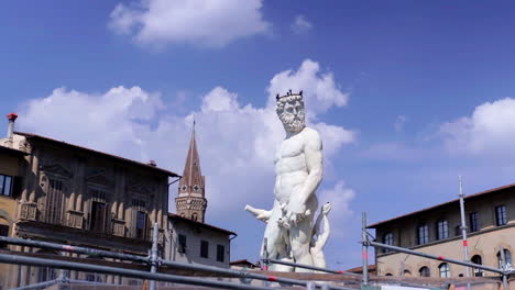 Vista-De-ángulo-Bajo-De-La-Fuente-De-Neptuno-En-Florencia-Contra-El-Cielo-Azul-Y-Las-Nubes,-Italia