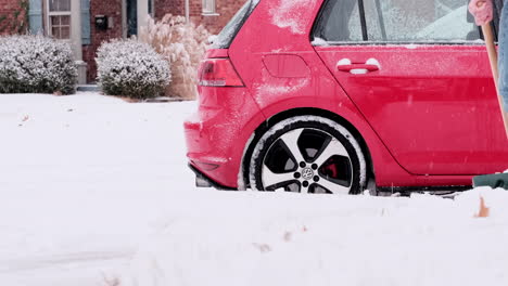 Mann-Schneeschaufeln-Mit-Rotem-Auto-Im-Hintergrund