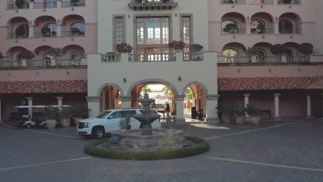 Aéreo,-Tiro-De-Drone,-Pasando-La-Puerta,-Hacia-La-Fuente,-En-El-Hotel-Sheraton,-En-Cabo-San-Lucas,-En-Península-De-Baja,-México