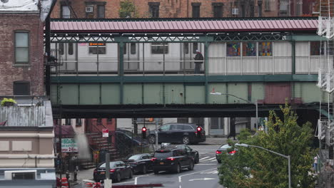 El-Tren-De-Metro-Se-Detiene-Junto-A-La-Estación-De-Tren-Superior-En-El-área-Urbana-De-Brooklyn,-Nueva-York