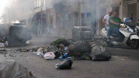 Trümmer-Brennen,-Denken-Sie-An-Rauch-Und-Zerstörung-Nach-Beirut-Protesten-Im-Libanon