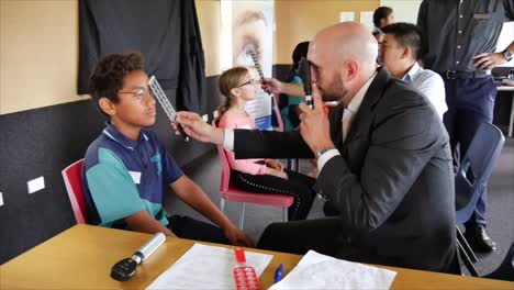 Auckland-Neuseeland-Optiker-überprüfen-Die-Sehkraft-Von-Schulkindern-In-Der-Grundschule