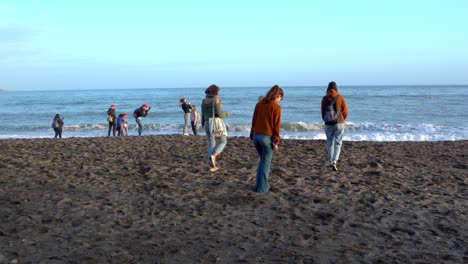 Mujeres-Turistas-Caminan-Hacia-La-Playa-De-La-Malagueta-Del-Mar,-Málaga,-España