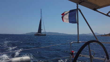 Bandera-Francesa-Sopla-En-El-Viento-Al-Final-De-Un-Barco